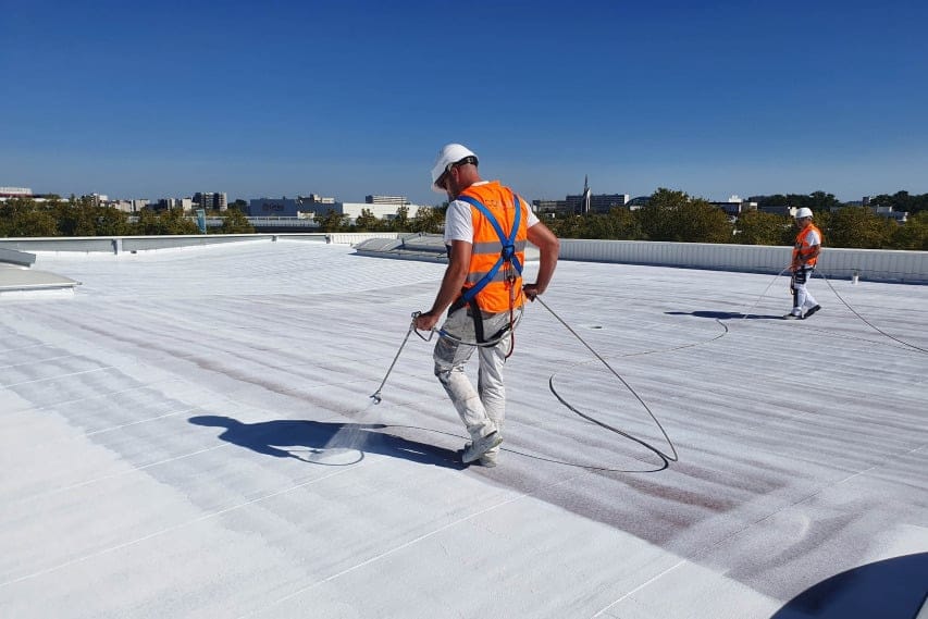 Applicateurs Covalba accompagnés sur chantier cool roof
