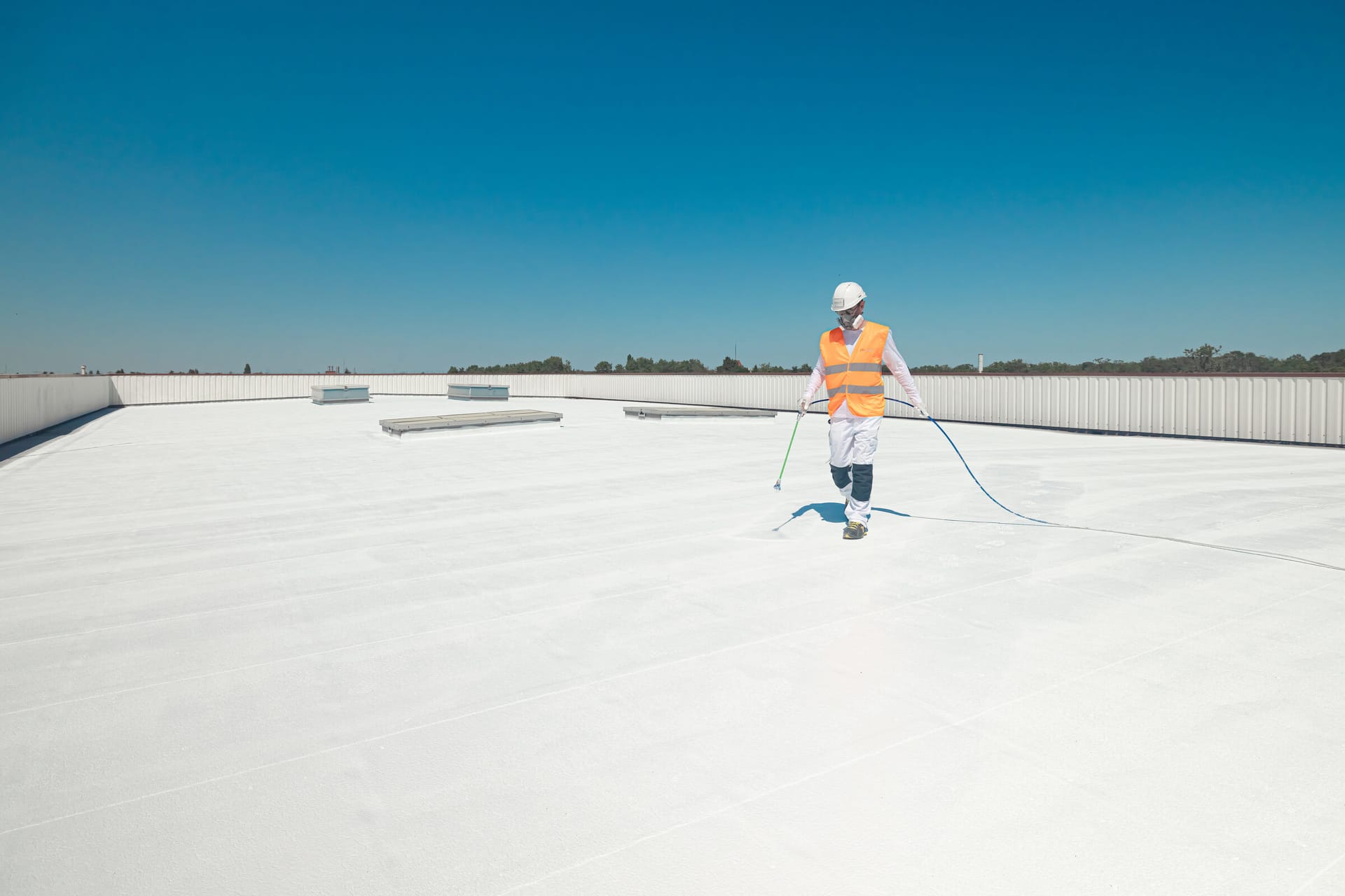 Application d'un revêtement cool roof Covalba sur une toiture professionnelle